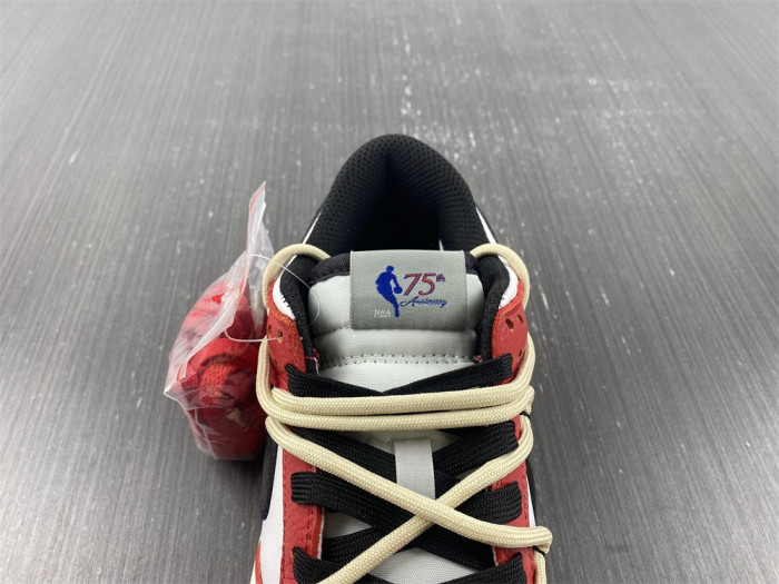 NIKE DUNK LOW EMB CHICAGO KNICKS