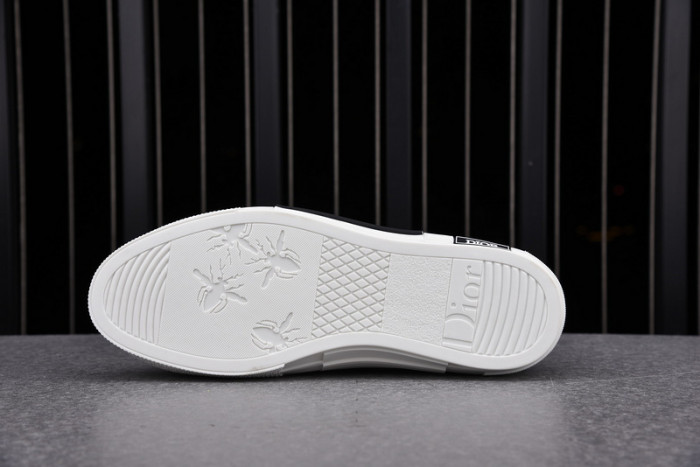 DR B23 OBLIQUE LOW TOP SNEAKER