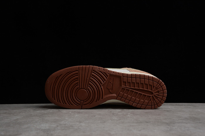 NIKE SB DUNK LOW PRM “MEDIUM CURRY” DD1390-100